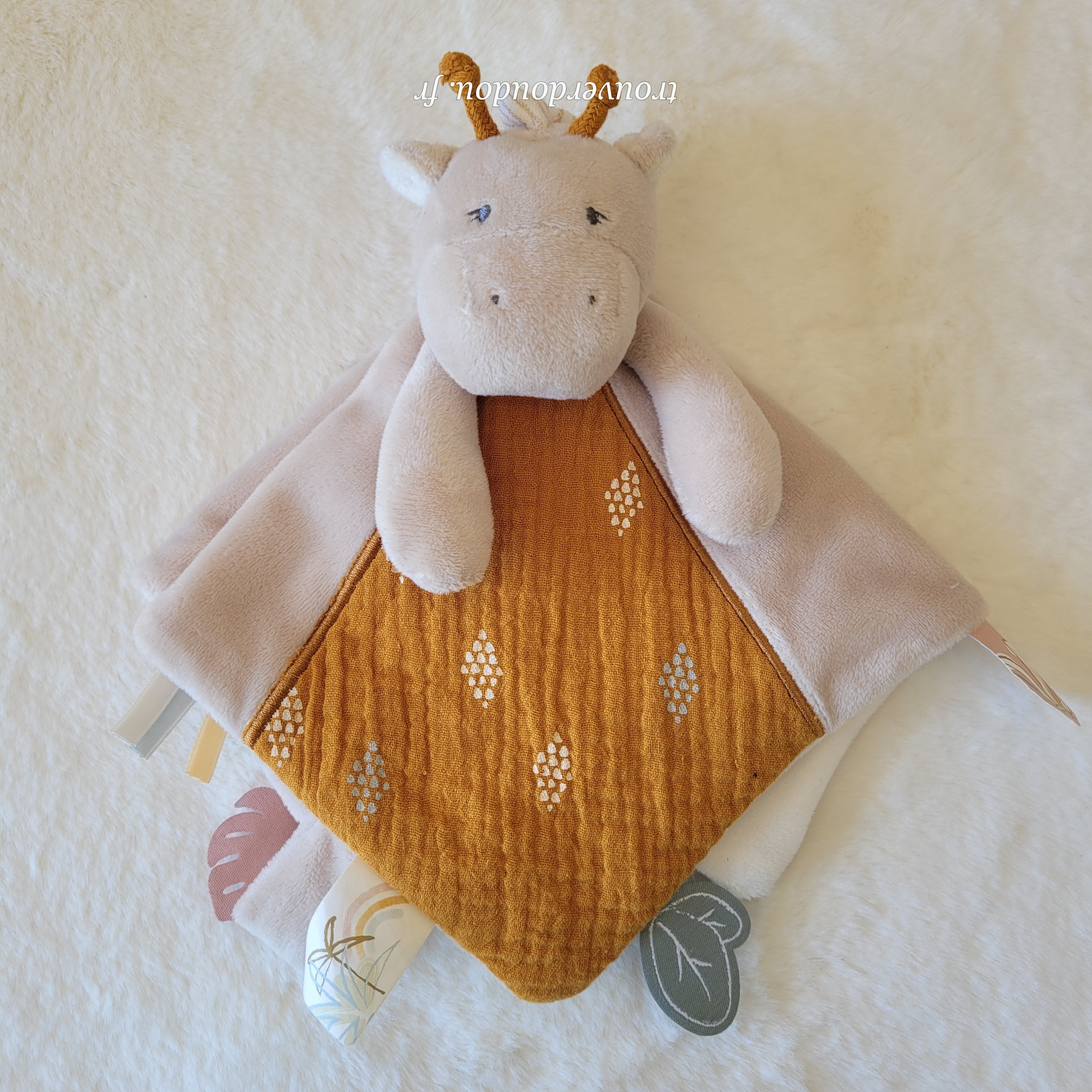 Doudou Plat Girafe "Tiga" Ocre et Beige - Noukie's - Occasion Très Bon État